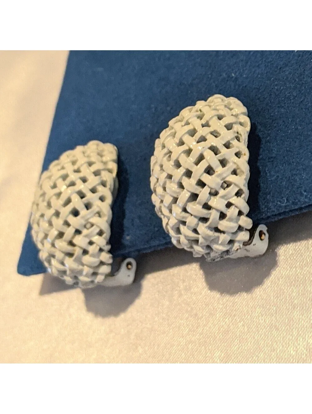 RARE Vintage Napier White Enamel Over Gold Tone Metal Basket Weave Clip Earrings - Picture 3 of 7